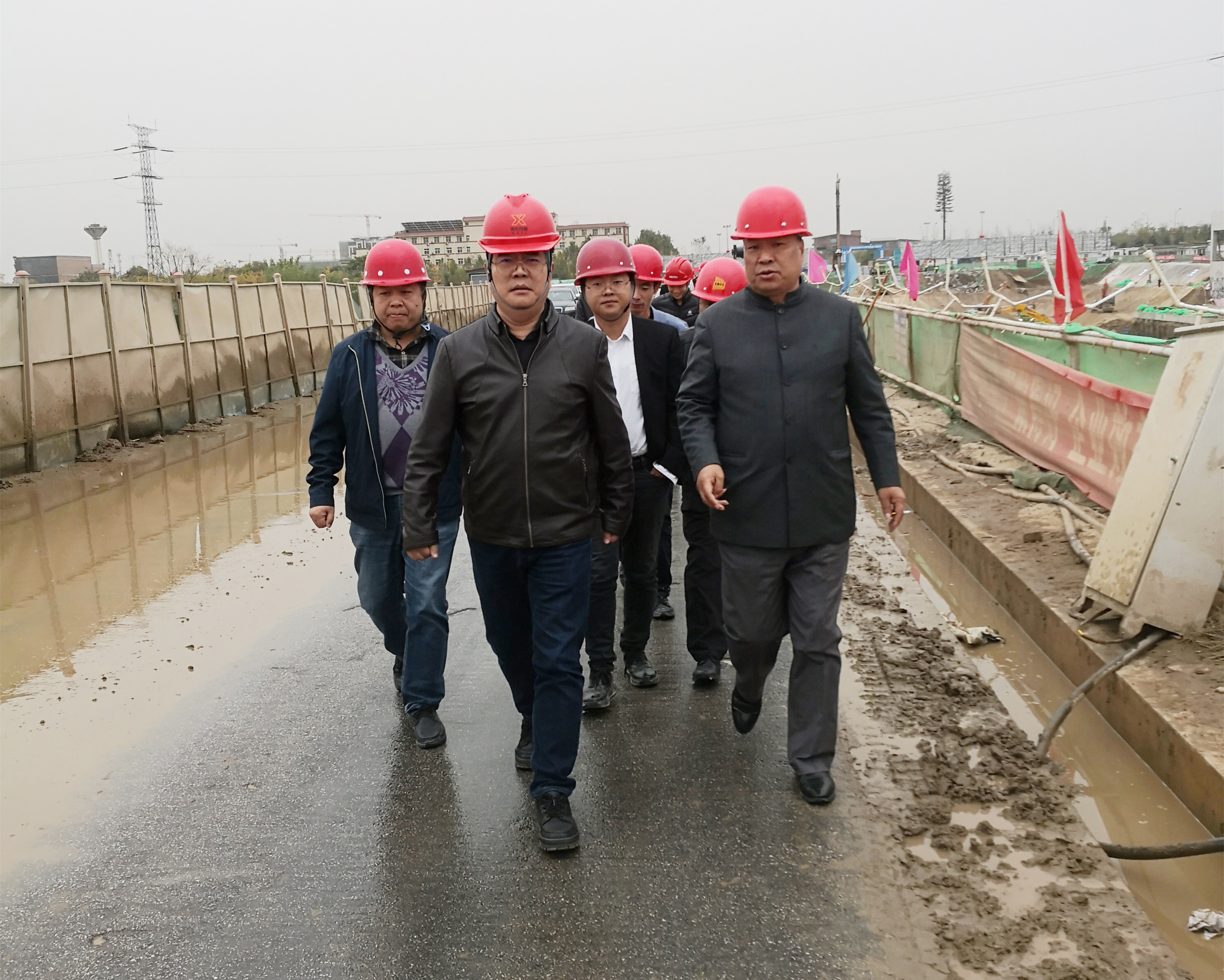 西勘院領(lǐng)導(dǎo)常禮安帶隊(duì)深入公司灃河?xùn)|路下穿地鐵5號(hào)線通道工程檢查調(diào)研工作